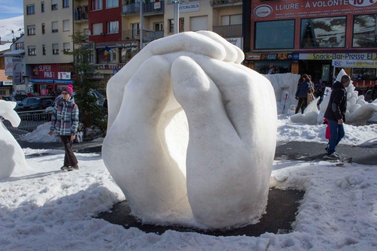 Escultura monumental amb neu